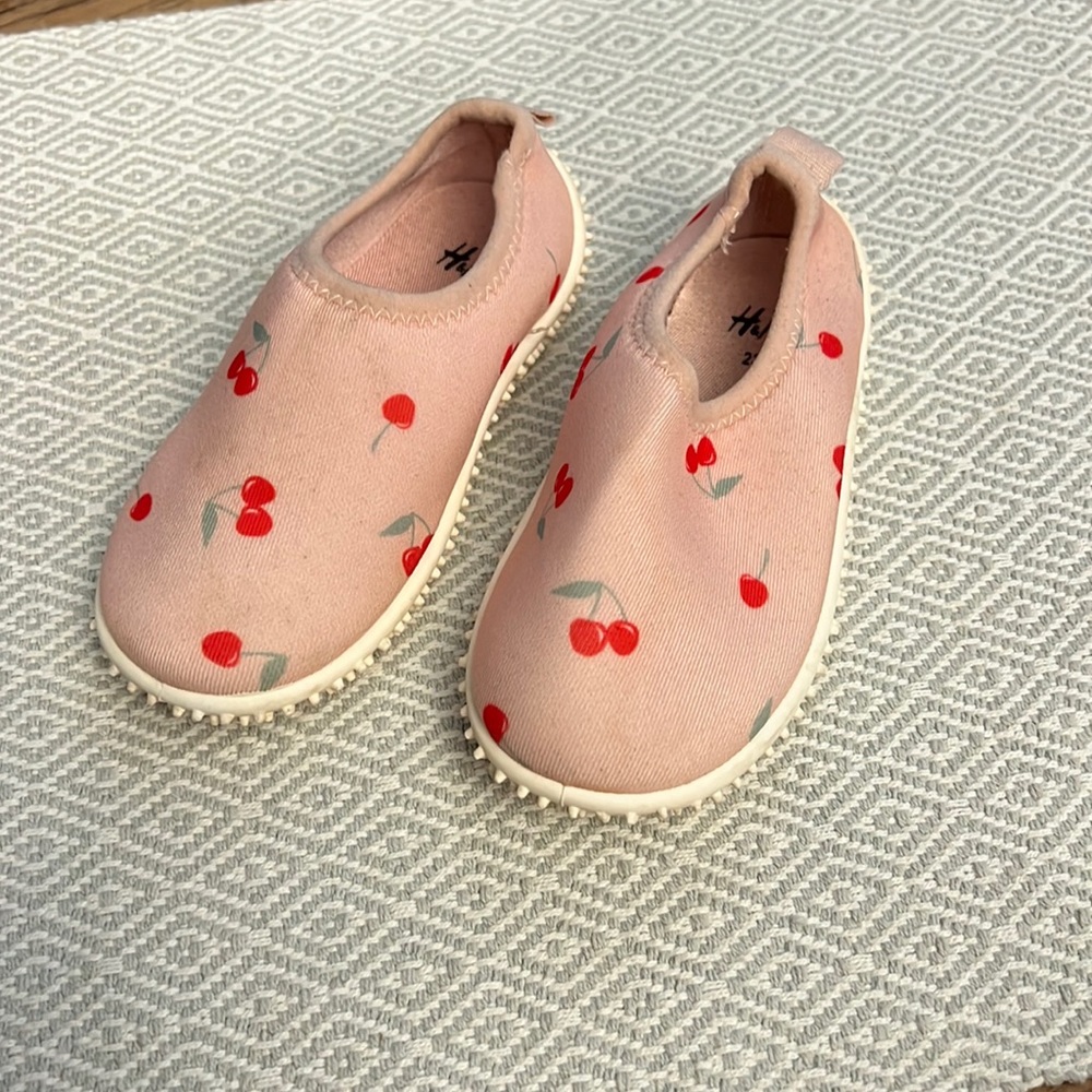 H&M toddler water shoes size 6.5